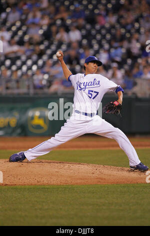 14. August 2010 - Kansas City, Missouri, Vereinigte Staaten von Amerika - 13 August RHP 2010: Jesse Chavez liefert einen Stellplatz bei einem Spiel zwischen den New York Yankees und die Kansas City Royals im Kauffman Stadium in Kansas City, Missouri. Die Royals besiegten die Yankees 4-3. Obligatorische Credit: Jimmy Simmons / Southcreek Global. (Kredit-Bild: © Southcreek Global/ZUMApress.com) Stockfoto