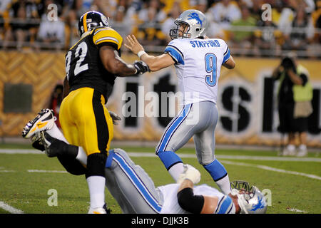 14. August 2010 - Pittsburgh, PENNSYLVANNIA, Vereinigte Staaten von Amerika - 14. August 2010: Detroit Lions anzugehen JEFF BACKUS (76) Reisen Pittsburgh Steelers offensive Linebacker JAMES HARRISON (92) als Detroit Lions Quarterback MATTHEW STAFFORD (9) Schritte zurück, um den Pass im ersten Quartal zu machen, wie die Pittsburgh Steelers auf den Detroit Lions in ihre erste Saison Spiel nehmen die Stockfoto