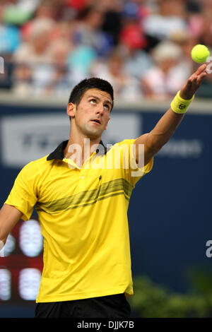 14. August 2010 - Toronto, Ontario, Kanada - 14. August 2010: NOVAK DJOKOVIC (SRB) dient gegen ROGER FEDERER (SUI) beim Rogers Cup 2010 statt im Rexall Centre in Toronto, Ontario. ROGER FEDERER besiegt NOVAK DJOKOVIC mit einem Endstand von 6-1, 3-6, 7-5..Mandatory Credit: Anson Hung / Southcreek Global (Credit-Bild: © Southcreek Global/ZUMApress.com) Stockfoto