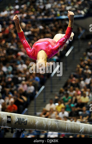 14. August 2010 - Hartford, Connecticut, Vereinigte Staaten von Amerika - 14. August 2010: ALEXANDRA RAISMAN führt auf dem Schwebebalken während der 2010 VISA Championships Frauen rund um Finale im XL Center in Hartford, Connecticut. Obligatorische Credit: Geoff Bolte / Southcreek Global (Kredit-Bild: © Southcreek Global/ZUMApress.com) Stockfoto