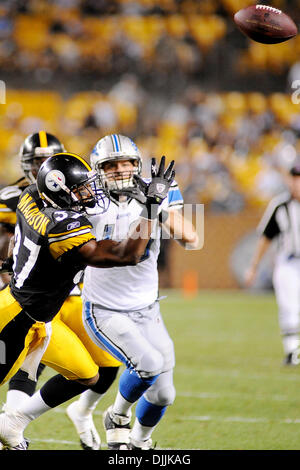 14. August 2010 - Pittsburgh, PENNSYLVANNIA, Vereinigte Staaten von Amerika - 14. August 2010: der Pass für den Detroit Lions-Tight-End RICHARD DICKSON (46) mit Pittsburgh Steelers defensive zurück ANTHONY MADISON (37) die Abdeckung im vierten Quartal über geworfen wird, wie die Pittsburgh Steelers auf den Detroit Lions in ihre erste Saison Spiel der NFL-Saison 2010 zu nehmen Stockfoto