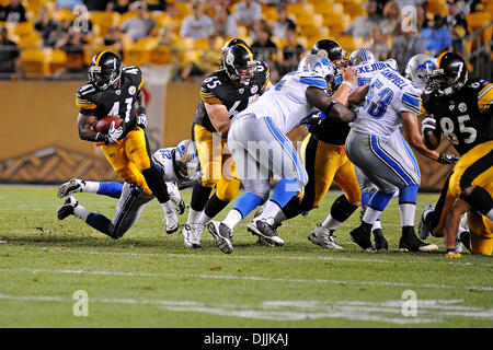 14. August 2010 - Pittsburgh, PENNSYLVANNIA, Vereinigte Staaten von Amerika - 14. August 2010: Pittsburgh Steelers Runningback JONATHAN DWYER (41) durchbricht die Löwen Verteidigung im vierten Quartal, als die Pittsburgh Steelers die Detroit Lions in ihrem ersten Pre-Season-Spiel der NFL-Saison 2010 bei Heinz Field in Pittsburgh, PA übernehmen. OBLIGATORISCHE CREDIT: DEAN BEATTIE / SOUTHCREEK Stockfoto