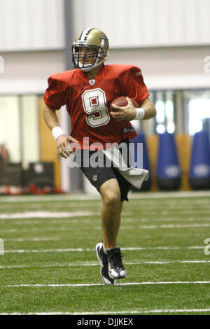 14. August 2010 - New Orleans, Louisiana, Vereinigte Staaten von Amerika - 14. August 2010: New Orleans Saints quarterback Drew Brees (9) klettert die Außentasche während des Trainings auf die Heiligen Indoor Trainingsanlage in Metairie, Louisiana. Obligatorische Credit: Donald Page / Southcreek Global (Kredit-Bild: © Southcreek Global/ZUMApress.com) Stockfoto