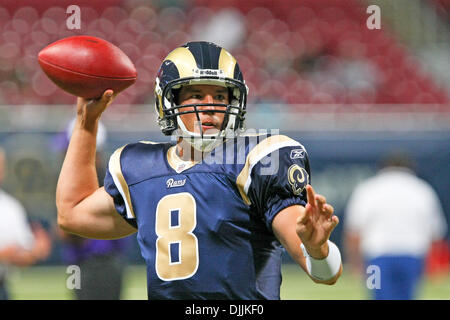 14. August 2010 - Saint Louis, Missouri, Vereinigte Staaten von Amerika - 14. August 2010: St. Louis Rams Quarterback SAM BRADFORD (#8) wirft einen Pass vor dem Start eines Spiels der Vorsaison zwischen den St. Louis Rams und die Minnesota Vikings in der Edward Jones Dome in St. Louis, Missouri statt. Die Wikinger besiegte die Rams 28-7.   Obligatorische Credit: Scott Kane / Southcreek Global (Cr Stockfoto