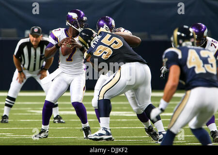 14. August 2010 - Saint Louis, Missouri, Vereinigte Staaten von Amerika - 14. August 2010: Minnesota Vikings-Quarterback Tarvaris Jackson (#7) sieht einen Pass während eines Spiels der Vorsaison zwischen den St. Louis Rams zu werfen und die Minnesota Vikings in der Edward Jones Dome in St. Louis, Missouri statt. Die Wikinger besiegte die Rams 28-7.   Obligatorische Credit: Scott Kane / Southcreek Global (Cred Stockfoto