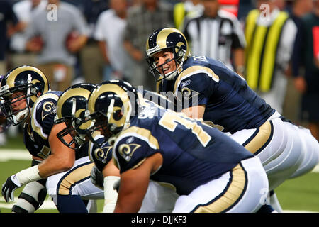 14. August 2010 - Saint Louis, Missouri, Vereinigte Staaten von Amerika - 14. August 2010: St. Louis Rams Quarterback a.j. FEELEY(#4) bewertet die Verteidigung vor gonna Zentrum während ein Preseason-Spiel zwischen den St. Louis Rams und die Minnesota Vikings in der Edward Jones Dome in St. Louis, Missouri statt. Die Wikinger besiegte die Rams 28-7.   Obligatorische Credit: Scott Kane / Southcre Stockfoto