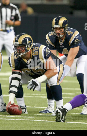 14. August 2010 - Saint Louis, Missouri, Vereinigte Staaten von Amerika - 14. August 2010: St. Louis Rams Quarterback a.j. FEELEY(#4) bereitet sich auf den Ball aus St. Louis Rams Center Hank Fraley (#65) während eines Spiels der Vorsaison zwischen den St. Louis Rams zu nennen und die Minnesota Vikings bei Edward Jones Dome in St. Louis, Missouri statt. Die Wikinger besiegte die Rams 28-7.   Obligatorische Stockfoto