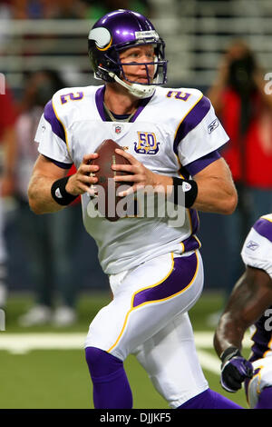 14. August 2010 - Saint Louis, Missouri, Vereinigte Staaten von Amerika - 14. August 2010: Minnesota Vikings-Quarterback Salbei Rosenfels (#2) sieht den Ball während des Spiels Vorsaison zwischen den St. Louis Rams und die Minnesota Vikings in der Edward Jones Dome in St. Louis, Missouri statt. Die Wikinger besiegte die Rams 28-7.   Obligatorische Credit: Scott Kane / Southcreek Global (Credi Stockfoto