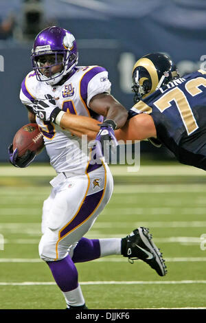 14. August 2010 - Saint Louis, Missouri, Vereinigte Staaten von Amerika - 14. August 2010: Minnesota Vikings Running Back Albert Young (#34) versucht, die St. Louis Rams Defensive End Chris Long (#72) während eines Spiels der Vorsaison zwischen den St. Louis Rams abzuwehren und die Minnesota Vikings in der Edward Jones Dome in St. Louis, Missouri statt. Die Wikinger besiegte die Rams 28-7.   Obligatorische C Stockfoto