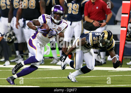 14. August 2010 - Saint Louis, Missouri, Vereinigte Staaten von Amerika - 14. August 2010: Minnesota Vikings Wide Receiver Jaymar Johnson (#11) trägt den Ball wie St. Louis Rams Cornerback KEVIN DOCKERY (#35) taucht, um zu versuchen, ihn zu stoppen. während eine Preseason-Spiel zwischen den St. Louis Rams und die Minnesota Vikings statt an der Edward Jones Dome in Saint Louis, Missouri. Die Wikinger-allsiegenden Stockfoto