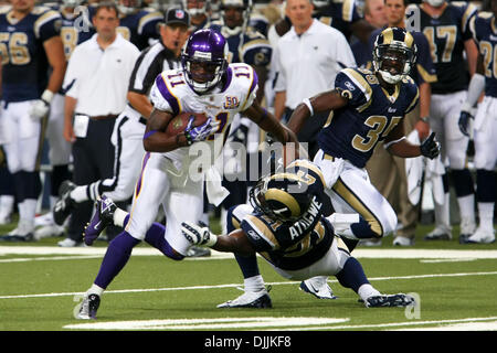14. August 2010 - Saint Louis, Missouri, Vereinigte Staaten von Amerika - 14. August 2010: Minnesota Vikings Cornerback Marcus Sherels (#35) trägt den Ball vorbei an St. Louis Rams Wide Receiver DONNIE AVERY (#17) AndSaint Louis Rams Cornerback KEVIN DOCKERY (#35) während eines Spiels der Vorsaison zwischen den St. Louis Rams und die Minnesota Vikings statt, an der Edward Jones Dome in Saint Louis, Mi Stockfoto