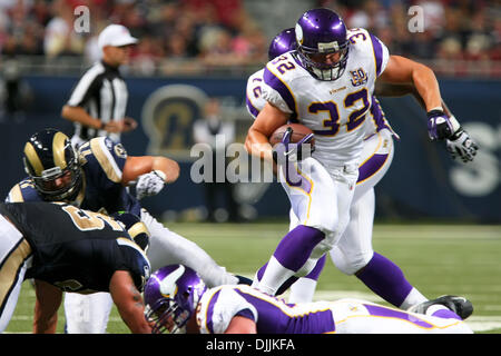14. August 2010 - Saint Louis, Missouri, Vereinigte Staaten von Amerika - 14. August 2010: Minnesota Vikings Running Back Toby Gerhart (#32) trägt den Ball in der ersten Jahreshälfte ein Preseason-Spiel zwischen den St. Louis Rams und die Minnesota Vikings in der Edward Jones Dome in St. Louis, Missouri statt. Die Wikinger besiegte die Rams 28-7.   Obligatorische Credit: Scott Kane / Southcreek Globa Stockfoto