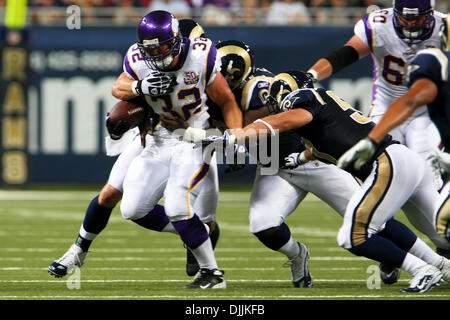 14. August 2010 - Saint Louis, Missouri, Vereinigte Staaten von Amerika - 14. August 2010: Minnesota Vikings Running Back Toby Gerhart (#32) trägt den Ball in der ersten Jahreshälfte ein Preseason-Spiel zwischen den St. Louis Rams und die Minnesota Vikings in der Edward Jones Dome in St. Louis, Missouri statt. Die Wikinger besiegte die Rams 28-7.   Obligatorische Credit: Scott Kane / Southcreek Globa Stockfoto
