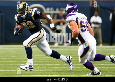 14. August 2010 - Saint Louis, Missouri, Vereinigte Staaten von Amerika - 14. August 2010: St. Louis Rams Halfback CHRIS OGBONNAYA (#22) trägt den Ball während von Minnesota Vikings Outside Linebacker Heath Farwell (#59) während eines Spiels der Vorsaison zwischen den St. Louis Rams verfolgt und die Minnesota Vikings bei Edward Jones Dome in St. Louis, Missouri statt. Die Wikinger besiegte Stockfoto