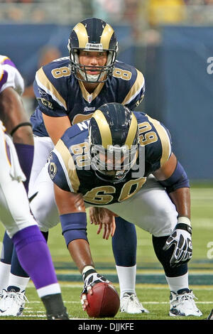 14. August 2010 - Saint Louis, Missouri, Vereinigte Staaten von Amerika - 14. August 2010: St. Louis Rams Quarterback SAM BRADFORD (#8) bereitet sich auf den Ball aus St. Louis Rams Center Jason Brown (#60) während eines Spiels der Vorsaison zwischen den St. Louis Rams zu nennen und die Minnesota Vikings bei Edward Jones Dome in St. Louis, Missouri statt. Die Wikinger besiegte die Rams 28-7.   Obligatorische Stockfoto