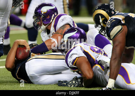 14. August 2010 - Saint Louis, Missouri, Vereinigte Staaten von Amerika - 14. August 2010: St. Louis Rams Quarterback SAM BRADFORD (#8) ist von Minnesota Vikings Defensive End Jayme Mitchell (#92) geplündert und Minnesota Vikings Defensive End Brian Robison (#96) während eines Spiels der Vorsaison zwischen den St. Louis Rams und die Minnesota Vikings statt, an der Edward Jones Dome in Saint Louis, Missour Stockfoto