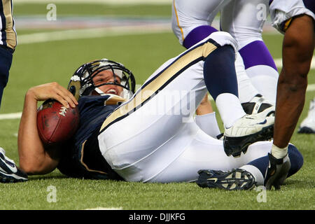 14. August 2010 - Saint Louis, Missouri, Vereinigte Staaten von Amerika - 14. August 2010: St. Louis Rams Quarterback SAM BRADFORD (#8) liegt auf dem Boden nach entlassen im zweiten Quartal während eines Spiels der Vorsaison zwischen den St. Louis Rams und die Minnesota Vikings bei Edward Jones Dome in St. Louis, Missouri statt. Die Wikinger besiegte die Rams 28-7.   Obligatorische Credit: Sc Stockfoto