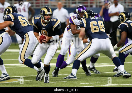 14. August 2010 - Saint Louis, Missouri, Vereinigte Staaten von Amerika - 14. August 2010: St. Louis Rams Quarterback KEITH NULL (#9) sieht zur hand auf dem Ball während des Spiels zwischen den St. Louis Rams Vorsaison und die Minnesota Vikings in der Edward Jones Dome in St. Louis, Missouri statt. Die Wikinger besiegte die Rams 28-7.   Obligatorische Credit: Scott Kane / Southcreek (Rahmenkredit Stockfoto