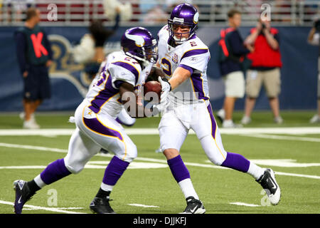 14. August 2010 - Saint Louis, Missouri, Vereinigte Staaten von Amerika - 14. August 2010: Minnesota Vikings-Quarterback Salbei Rosenfels (#2) übergibt den Ball an Minnesota Vikings Runningback Darius Reynaud (#27) während eines Spiels der Vorsaison zwischen den St. Louis Rams und die Minnesota Vikings in der Edward Jones Dome in St. Louis, Missouri statt. Die Wikinger besiegte die Rams 28-7.   Mann Stockfoto