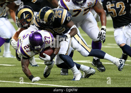 14. August 2010 - Saint Louis, Missouri, Vereinigte Staaten von Amerika - 14. August 2010: Minnesota Vikings Runningback Darius Reynaud (#27) geht Kleid nach in Angriff genommen von St. Louis Rams frei Sicherheit David Roach (#27) und St. Louis Rams Defensive zurück MARQUIS JOHNSON (#25) während eines Spiels der Vorsaison zwischen den St. Louis Rams und die Minnesota Vikings statt, an der Edward Jones Dome in Stockfoto