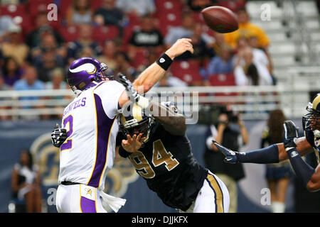 14. August 2010 - Saint Louis, Missouri, Vereinigte Staaten von Amerika - 14. August 2010: Minnesota Vikings-Quarterback Salbei Rosenfels (#2) wirft den Ball unter dem Druck der St. Louis Rams Defensive End Victor Adeyanju (#94) während eines Spiels der Vorsaison zwischen den St. Louis Rams und die Minnesota Vikings in der Edward Jones Dome in St. Louis, Missouri statt. Die Wikinger besiegte Stockfoto