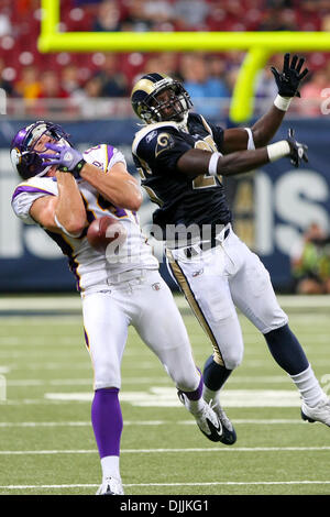 14. August 2010 - Saint Louis, Missouri, Vereinigte Staaten von Amerika - 14. August 2010: Minnesota Vikings Wide Receiver Logan Payne (#84) Dropps ein Pass unter dem Druck der St. Louis Rams Defensive zurück MARQUIS JOHNSON (#25) während eines Spiels der Vorsaison zwischen den St. Louis Rams und die Minnesota Vikings statt, an der Edward Jones Dome in Saint Louis, Missouri. Die Wikinger besiegt t Stockfoto