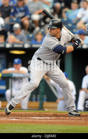 14. August 2010 - Kansas City, Missouri, Vereinigte Staaten von Amerika - 14. August 2010: New York Yankees Recht Fielder NICK SWISHER (33) Fledermäuse gegen die Kansas City Royals im Kauffman Stadium in Kansas City, Missouri. Die Yankees führen die Royals 6-3 in der achten... Obligatorische Credit: Dak Dillon / Southcreek Global (Kredit-Bild: © Southcreek Global/ZUMApress.com) Stockfoto