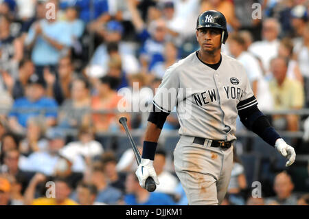 14. August 2010 - Kansas City, Missouri, Vereinigte Staaten von Amerika - 14. August 2010: New York Yankees dritten Basisspieler ALEX RODRIGUEX (13) geht davon angewidert nach dem Auftreffen auf gegen die Kansas City Royals im Kauffman Stadium in Kansas City, Missouri. Die Yankees führen die Royals 6-3 in der achten... Obligatorische Credit: Dak Dillon / Southcreek Global (Kredit-Bild: © Southcreek Global/Z Stockfoto