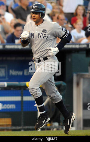 14. August 2010 - Kansas City, Missouri, Vereinigte Staaten von Amerika - 14. August 2010: New York Yankees Shortstop DEREK JETER (2) runden die Grundlagen nach der Kollision mit eines Homerun gegen die Royals im Kauffman Stadium in Kansas City, Missouri. Die Yankees schlagen die Royals 8-3..Mandatory Credit: Dak Dillon / Southcreek Global (Credit-Bild: © Southcreek Global/ZUMApress.com) Stockfoto