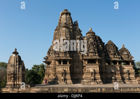 Seitliche Fassade des Tempels Kandariya Mahadev. Es ist der spektakulärste eine größte aller Tempel in Khajuraho. Stockfoto