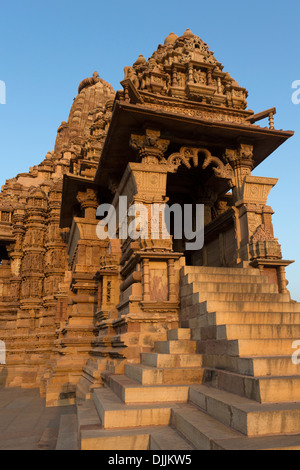 Fassade des Tempels Kandariya Mahadev. Es ist der spektakulärste eine größte aller Tempel in Khajuraho. Stockfoto