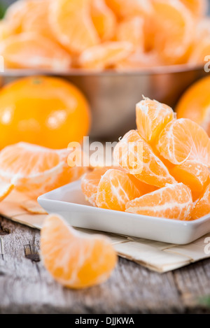Frische Mandarinen Stücke in eine Schüssel geben Stockfoto