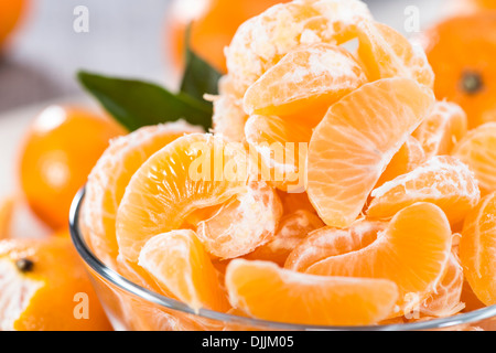 Frische Mandarinen Stücke in eine Schüssel geben Stockfoto