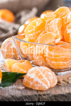 Frische Mandarinen Stücke in eine Schüssel geben Stockfoto