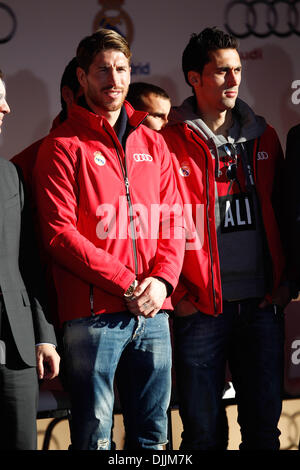 Madrid, Spanien. 28. November 2013. Real Madrid-Spieler Sergio Ramos (L) und Alvaro Arbeloa (R) bei einer Audi und Real Madrid Werbe-Veranstaltung an der Hipodromo am 28. November 2013 in Madrid, Spanien-Credit: Madridismo Sl/Madridismo/ZUMAPRESS.com/Alamy Live News Stockfoto