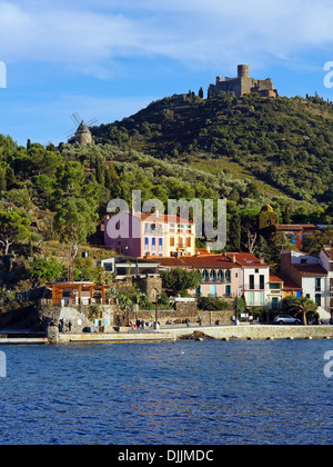 Küste im Dorf von Collioure mit Windmühle und Burg, Mittelmeer, Roussillon, Vermilion Küste, Frankreich Stockfoto