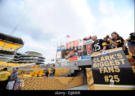 14. August 2010 - Pittsburgh, PENNSYLVANNIA, Vereinigte Staaten von Amerika - 14. August 2010: Pittsburgh Steelers Fans nehmen Fotos der Spieler auf dem Feld während Warm ups, bevor die Pittsburgh Steelers auf den Detroit Lions in ihrem ersten Pre-Season-Spiel der NFL-Saison 2010 bei Heinz Field in Pittsburgh, PA. OBLIGATORISCHE CREDIT: DEAN BEATTIE / SOUTHCREEK GLOBAL (Kredit-Bild: © also Stockfoto