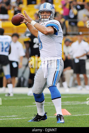 14. August 2010 - Pittsburgh, PENNSYLVANNIA, Vereinigte Staaten von Amerika - 14. August 2010: Detroit Lions Quarterback MATTHEW STAFFORD (9) erwärmt sich vor dem Start Spiel. STAFFORD ging 8 für 11 einschließlich auf Touchdown-Pass, wie die Detroit Lions am die Pittsburgh Steelers in ihre erste Saison Spiel der NFL Saison 2010 um Heinz Field in Pittsburgh, Pennsylvania statt. OBLIGATORISCHE CREDIT: DEAN Stockfoto