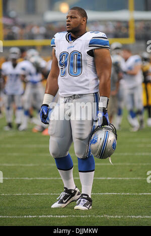 14. August 2010 - Pittsburgh, PENNSYLVANNIA, Vereinigte Staaten von Amerika - 14. August 2010: Detroit Lions defensive Tackle NDAMUKONG SUH (90) lungert auf dem Feld vor den Detroit Lions die Pittsburgh Steelers in ihre erste Saison Spiel der NFL Saison 2010 bei Heinz Field in Pittsburgh, Pennsylvania übernehmen. OBLIGATORISCHE CREDIT: DEAN BEATTIE / SOUTHCREEK GLOBAL (Kredit-Bild: © Southcreek Stockfoto