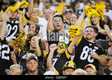 14. August 2010 - Pittsburgh, PENNSYLVANNIA, Vereinigte Staaten von Amerika - 14. August 2010: Steelers Fans jubeln im ersten Quartal, als die Pittsburgh Steelers die Detroit Lions in ihrem ersten Pre-Season-Spiel der NFL-Saison 2010 bei Heinz Field in Pittsburgh, PA übernehmen. OBLIGATORISCHE CREDIT: DEAN BEATTIE / SOUTHCREEK GLOBAL (Kredit-Bild: © Southcreek Global/ZUMApress.com) Stockfoto