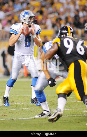 14. August 2010 - Pittsburgh, PENNSYLVANNIA, Vereinigte Staaten von Amerika - 14. August 2010: Detroit Lions Quarterback MATTHEW STAFFORD (9) fällt wieder um einen Pass im ersten Quartal wie Pittsburgh Steelers defensive End ZIGGY HOOD (96) versucht, seinen Weg um die Linie für der Plünderung zu machen, wie die Pittsburgh Steelers auf den Detroit Lions in ihrer ersten Saison 2010 N Spiel nehmen Stockfoto