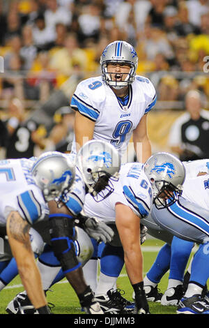 14. August 2010 - Pittsburgh, PENNSYLVANNIA, Vereinigte Staaten von Amerika - 14. August 2010: Detroit Lions Quarterback MATTHEW STAFFORD (9), ruft das Spiel für seine offensive im ersten Quartal wie die Pittsburgh Steelers die Detroit Lions in ihre erste Saison Spiel der NFL Saison 2010 bei Heinz Field in Pittsburgh, Pennsylvania übernehmen. OBLIGATORISCHE CREDIT: DEAN BEATTIE / SOUTHCREEK GL Stockfoto