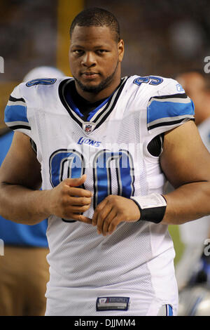 14. August 2010 - Pittsburgh, PENNSYLVANNIA, Vereinigte Staaten von Amerika - 14. August 2010: The Falcons Nummer eins Draft-pick, defensive Tackle NDAMUKONG SUH (90) hängt an der Seitenlinie nach dem Aufstehen einige Spielzeit gegen die Pittsburgh Steelers in ihrem ersten Spiel der Vorsaison der NFL Saison 2010 bei Heinz Field in Pittsburgh, PA... OBLIGATORISCHE CREDIT: DEAN BEATTIE / SOUT Stockfoto