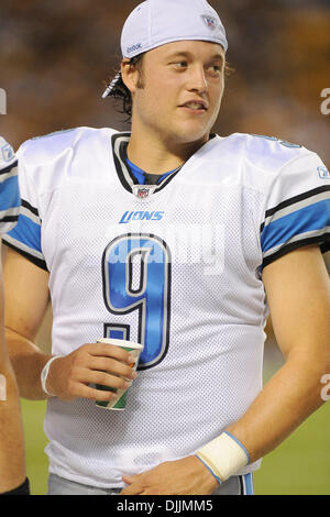 14. August 2010 - Pittsburgh, PENNSYLVANNIA, Vereinigte Staaten von Amerika - 14. August 2010: Detroit Lions Quarterback MATTHEW STAFFORD (9) steht an der Seitenlinie nach Abschluss seiner tiefen für die Nacht wie die Pittsburgh Steelers die Detroit Lions in ihre erste Saison Spiel der NFL Saison 2010 bei Heinz Field in Pittsburgh, Pennsylvania übernehmen. STAFFORD warf für 8 Fertigstellungen in 11 si Stockfoto