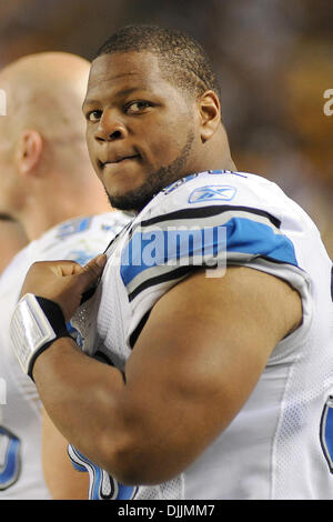 14. August 2010 - Pittsburgh, PENNSYLVANNIA, Vereinigte Staaten von Amerika - 14. August 2010: The Falcons Nummer eins Draft-pick, defensive Tackle NDAMUKONG SUH (90) hängt an der Seitenlinie nach dem Aufstehen einige Spielzeit gegen die Pittsburgh Steelers in ihrem ersten Spiel der Vorsaison der NFL Saison 2010 bei Heinz Field in Pittsburgh, PA... OBLIGATORISCHE CREDIT: DEAN BEATTIE / SÜD Stockfoto