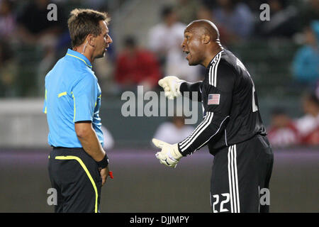 14. August 2010 - Carson, Kalifornien, Vereinigte Staaten von Amerika - 14. August 2010: Chivas USA Torwart (#22) ZACH THORNTON argumentiert mit dem Schiedsrichter während die Chivas USA Vs Seattle Sounders Spiel im Home Depot Center in Carson, Kalifornien. Die Sounders fuhr fort, Chivas USA binden mit einem Endstand von 0: 0. Obligatorische Credit: Brandon Parry / Southcreek Global (Kredit-Bild: © Southcree Stockfoto