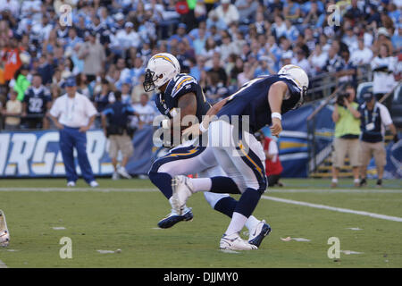 14. August 2010 - San Diego, California, Vereinigte Staaten von Amerika - 14. August 2010: San Diego Chargers Rookie Runningback #24 RYAN MATHEWS eine Hand von QB #7 BILLY VOLEK während der Spielaktion gegen die Chicago Bears zieht. Die Bären verloren mit den Ladegeräten pre-Season Opener 25-10 im Qualcomm Stadium in San Diego, Kalifornien. Obligatorische Credit: Nick Morris / Southcreek Global (Credit Ima Stockfoto