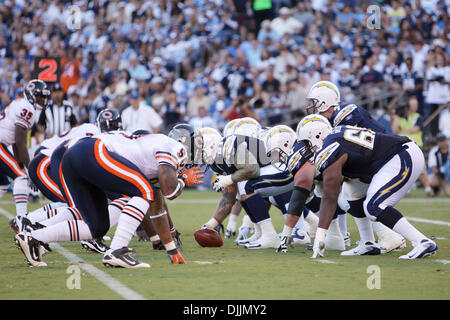 14. August 2010 - San Diego, California, Vereinigte Staaten von Amerika - 14. August 2010: San Diego Chargers offensive Laufwerk während der Spielaktion gegen die Chicago Bears. Die Bären verloren mit den Ladegeräten pre-Season Opener 25-10 im Qualcomm Stadium in San Diego, Kalifornien. Obligatorische Credit: Nick Morris / Southcreek Global (Kredit-Bild: © Southcreek Global/ZUMApress.com) Stockfoto