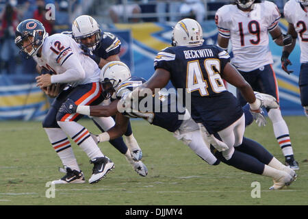 14. August 2010 - San Diego, California, Vereinigte Staaten von Amerika - 14. August 2010: San Diego Chargers Verteidigung Druck den Chicago Bears Rookie QB #12 CALEB HANIE während der Spielaktion. Die Bären verloren mit den Ladegeräten pre-Season Opener 25-10 im Qualcomm Stadium in San Diego, Kalifornien. Obligatorische Credit: Nick Morris / Southcreek Global (Kredit-Bild: © Southcreek Global/ZUMApress.com) Stockfoto