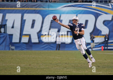 14. August 2010 - San Diego, California, Vereinigte Staaten von Amerika - 14. August 2010: San Diego Chargers QB #7 BILLY VOLEK klettert während der Spielaktion gegen die Chicago Bears. Die Bären verloren mit den Ladegeräten pre-Season Opener 25-10 im Qualcomm Stadium in San Diego, Kalifornien. Obligatorische Credit: Nick Morris / Southcreek Global (Kredit-Bild: © Southcreek Global/ZUMApress.com) Stockfoto